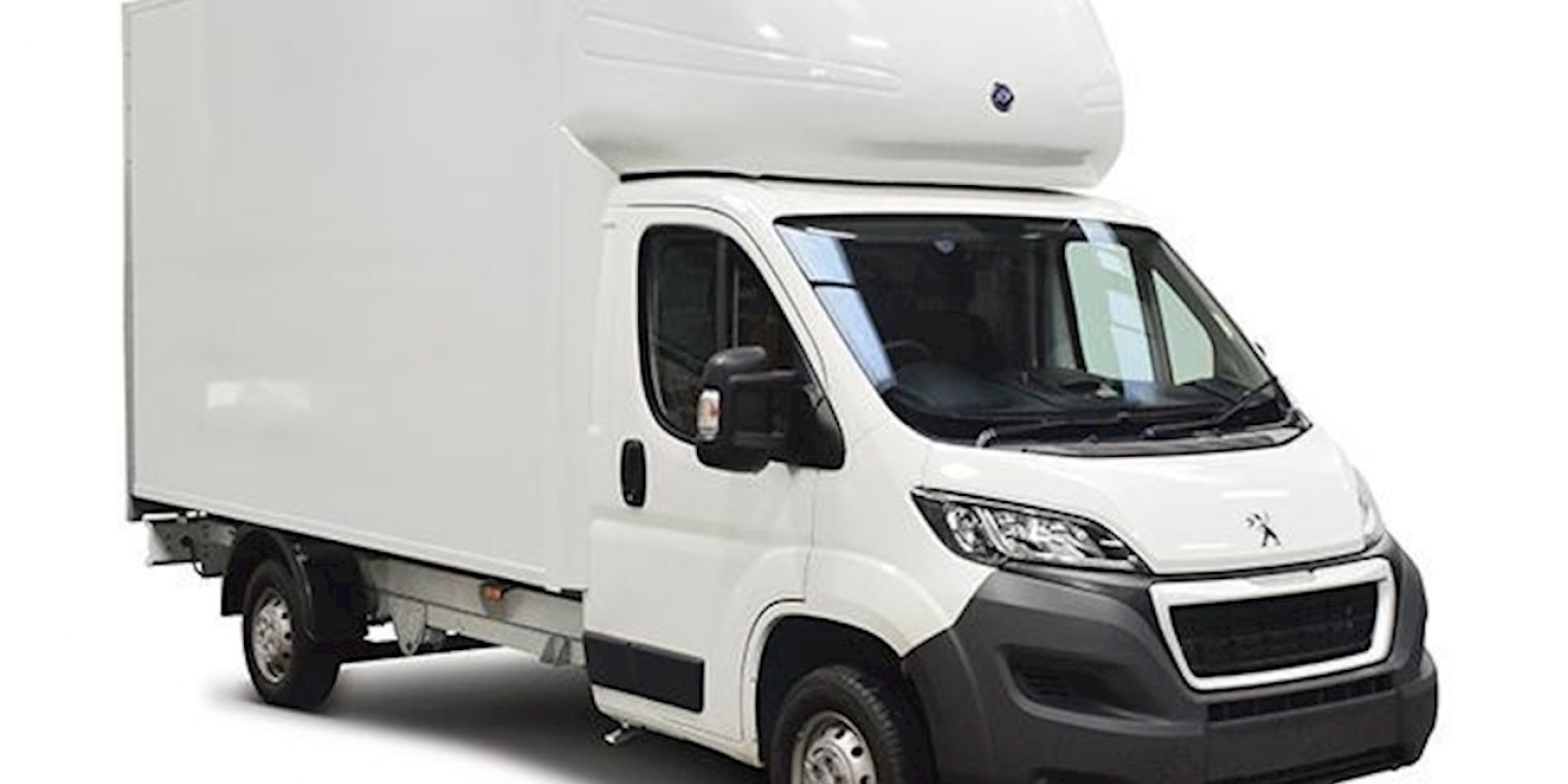 Peugeot e-Boxer Luton vs Renault Master Z.E. Luton